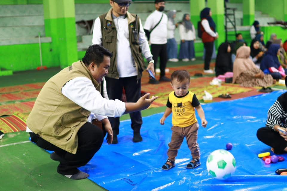 Tim Kemensos saat berikan pelayanan ke warga terdampak bencana.